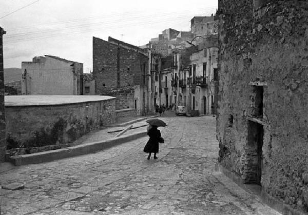 Itinerario Garibaldino. Altofonte - Scorcio del paese - Donna con ombrello