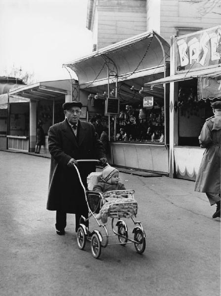 Luna park. Milano - Luna park - Ritratto di famiglia - Anziano con bambino nel passeggino con berretta e coperta di lana