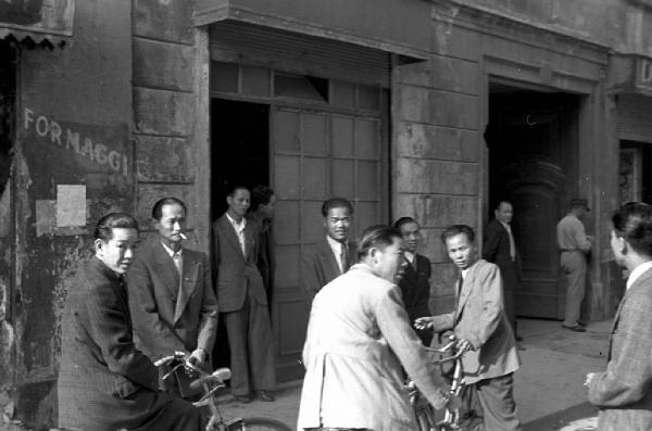 Italia Dopoguerra. Milano - Quartiere cinese - Strada - Ritratto di gruppo: uomini cinesi