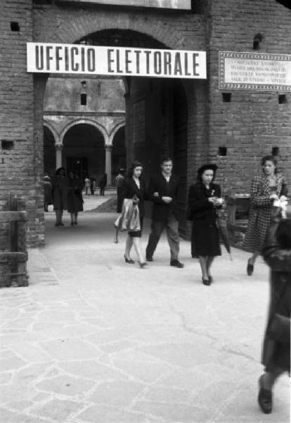 Referendum 1946 Repubblica o Monarchia. Milano - Castello Sforzesco - Ufficio elettorale - Cittadini e cittadini dopo il voto