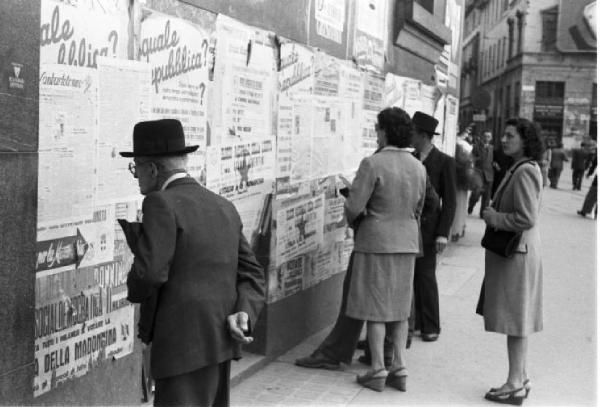 Referendum 1946 Repubblica o Monarchia. Milano - Piazza Missori - Manifesti elettorali monarchici e repubblicani - Passanti