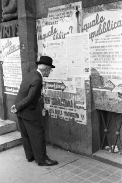 Referendum 1946 Repubblica o Monarchia. Milano - Piazza Missori - Manifesti elettorali monarchici e repubblicani - Passante