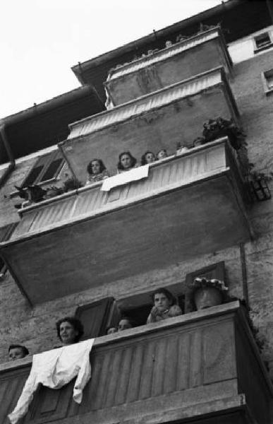 Italia Dopoguerra. Milano - Periferia - Quartiere "Baia del Re" (Stadera) - Case popolari - Condomini affacciati ai balconi