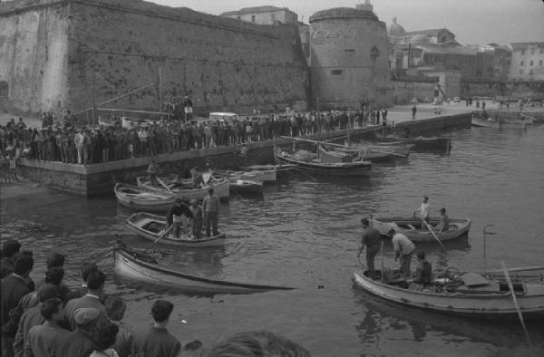 Sardegna. Italia del Sud - Alghero - Porto - Barca affondata - Pescatori - Folla di spettatori sul molo