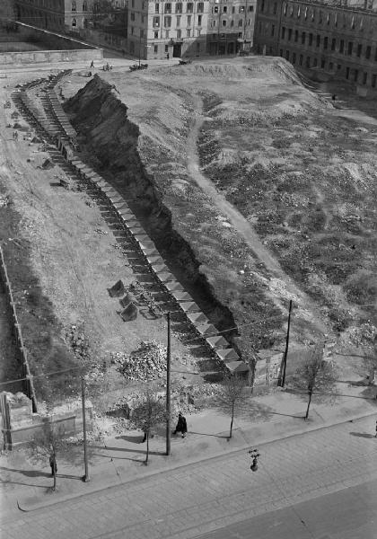 Italia Dopoguerra. Milano - Veduta dall'alto - Via Conservatorio angolo via Corridoni - Ricostruzione - Cantiere - Carrelli per trasportare macerie - Cumulo di terra