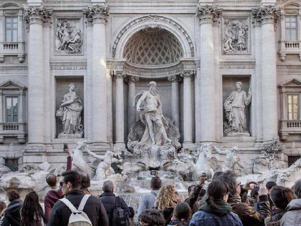 Corpi di reato. Roma: centro storico - Fontana di Trevi - Turisti