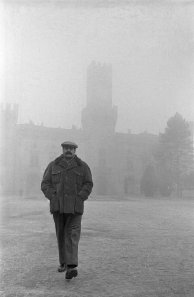 Busseto - Piazza Giuseppe Verdi - Ritratto maschile a figura intera: Giovannino Guareschi, scrittore - Rocca Pallavicino - Nebbia