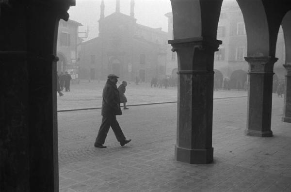 Busseto - Piazza Giuseppe Verdi - Ritratto maschile: Giovannino Guareschi, scrittore a passeggio - Portici - Chiesa Collegiata di San Bartolomeo - Nebbia