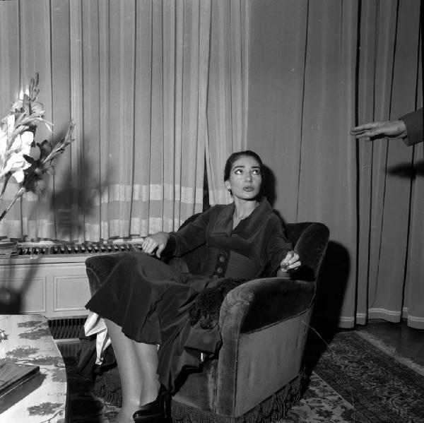 Milano - Abitazione di Maria Callas: interno - Soggiorno - Ritratto femminile: Maria Callas (cantante lirica) seduta sulla poltrona