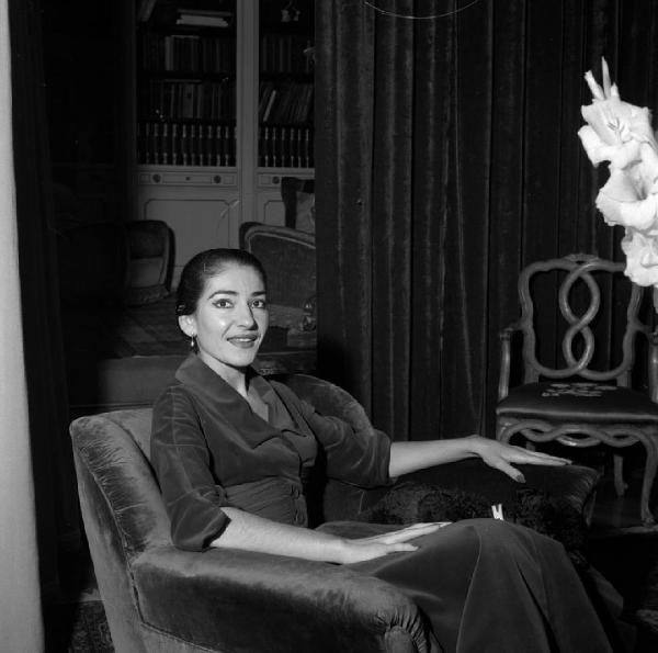 Milano - Abitazione di Maria Callas: interno - Soggiorno - Ritratto femminile: Maria Callas (cantante lirica) seduta sulla poltrona