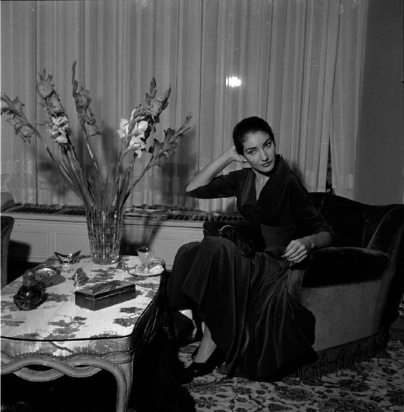 Milano - Abitazione di Maria Callas: interno - Soggiorno - Poltrona - Ritratto femminile: Maria Callas (cantante lirica) - Cane barboncino - Fiori