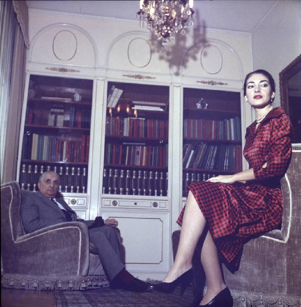 Milano - Abitazione di Maria Callas: interno - Libreria - Poltrone - Ritratto di coppia : Maria Callas (cantante lirica) e il marito Giovanni Battista Meneghini