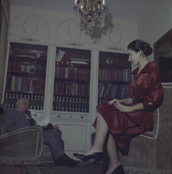 Milano - Abitazione di Maria Callas: interno - Libreria - Poltrone - Ritratto di coppia : Maria Callas (cantante lirica) e il marito Giovanni Battista Meneghini