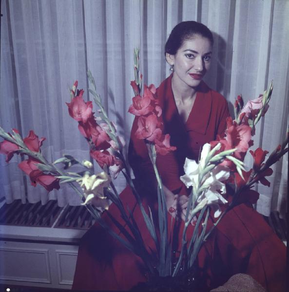 Milano - Abitazione di Maria Callas: interno - Soggiorno - Poltrona - Ritratto femminile: Maria Callas (cantante lirica) - Fiori