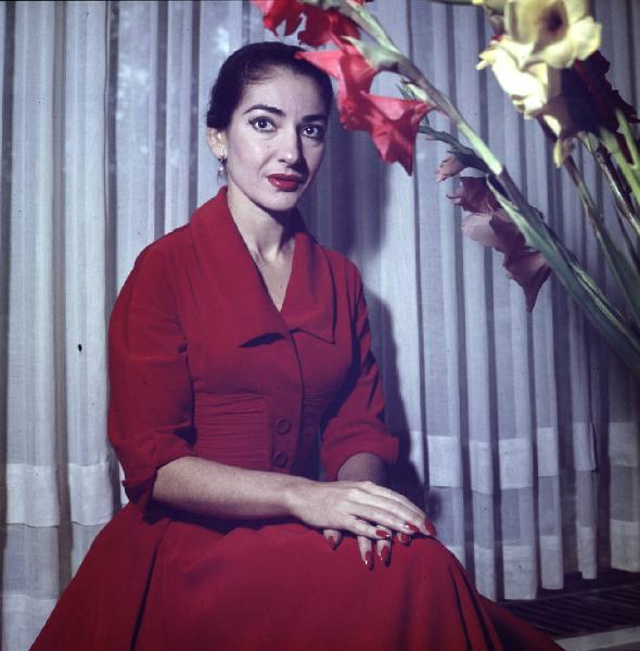 Milano - Abitazione di Maria Callas: interno - Soggiorno - Poltrona - Ritratto femminile: Maria Callas (cantante lirica) - Fiori