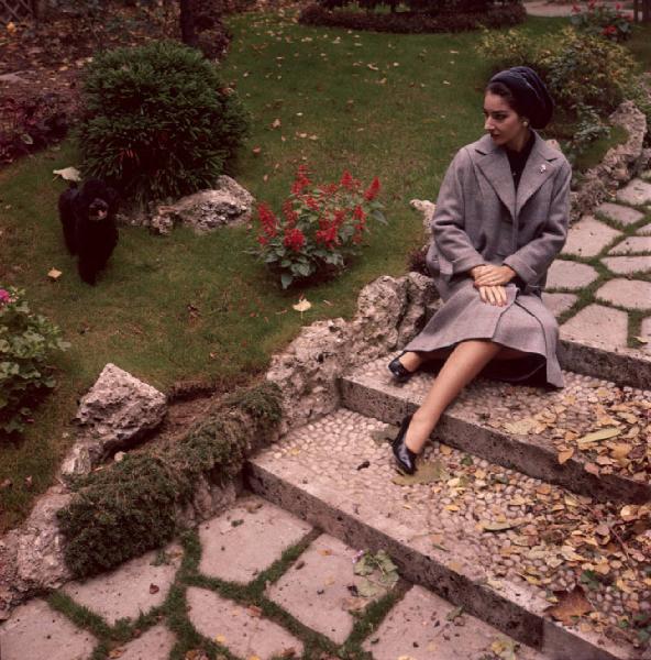 Milano - Abitazione di Maria Callas: esterno - Giardino - Ritratto femminile: Maria Callas (cantante lirica) seduta su scalini in pietra