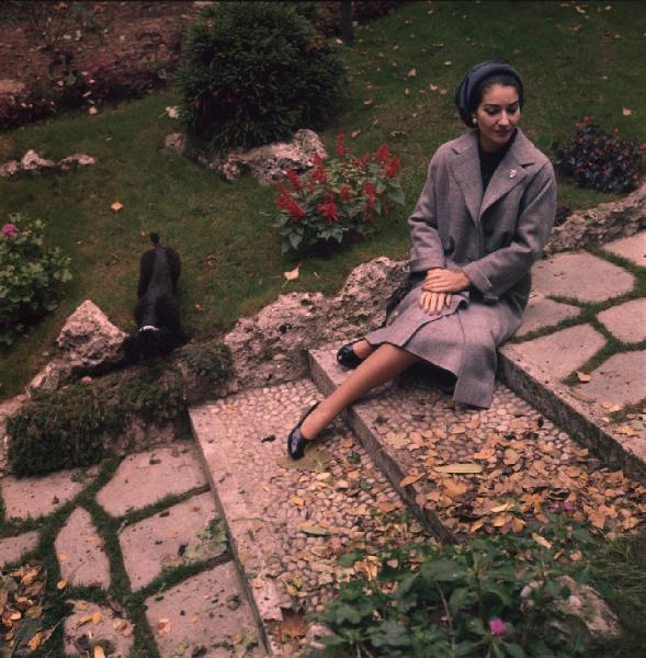 Milano - Abitazione di Maria Callas: esterno - Giardino - Ritratto femminile: Maria Callas (cantante lirica) seduta su scalini in pietra - Cane barboncino
