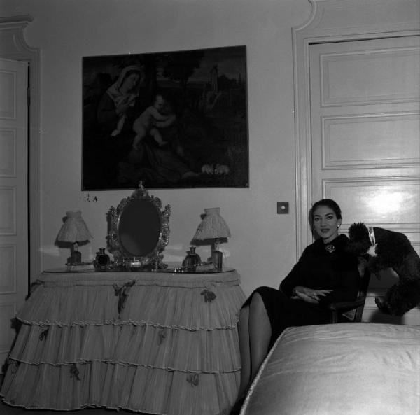 Milano - Abitazione di Maria Callas: interno - Camera da letto - Ritratto femminile: Maria Callas (cantante lirica) - Cane barboncino