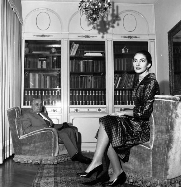 Milano - Abitazione di Maria Callas: interno - Libreria - Poltrone - Ritratto di coppia : Maria Callas (cantante lirica) e il marito Giovanni Battista Meneghini