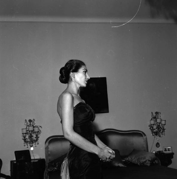 Milano - Abitazione di Maria Callas: interno - Camera da letto - Ritratto femminile di profilo: Maria Callas (cantante lirica)