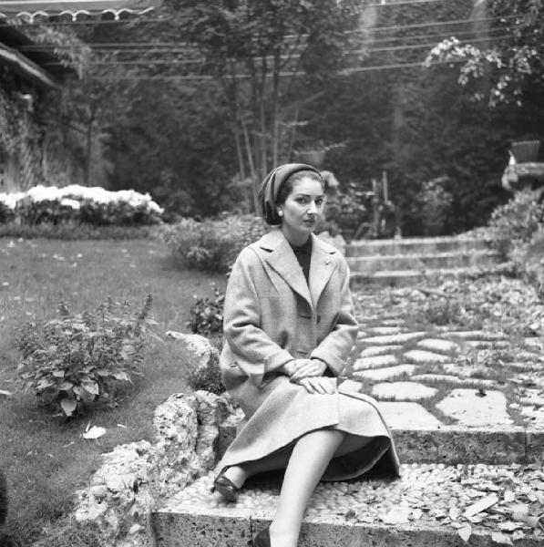 Milano - Abitazione di Maria Callas: esterno - Giardino - Ritratto femminile: Maria Callas (cantante lirica) seduta su scalini in pietra