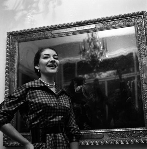 Milano - Abitazione di Maria Callas: interno - Ritratto femminile a mezzo busto: Maria Callas (cantante lirica) - Specchio