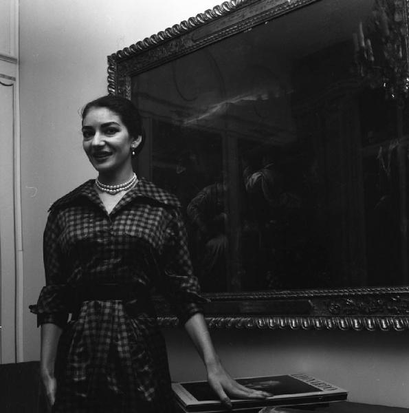 Milano - Abitazione di Maria Callas: interno - Ritratto femminile a mezzo busto: Maria Callas (cantante lirica) - Specchio