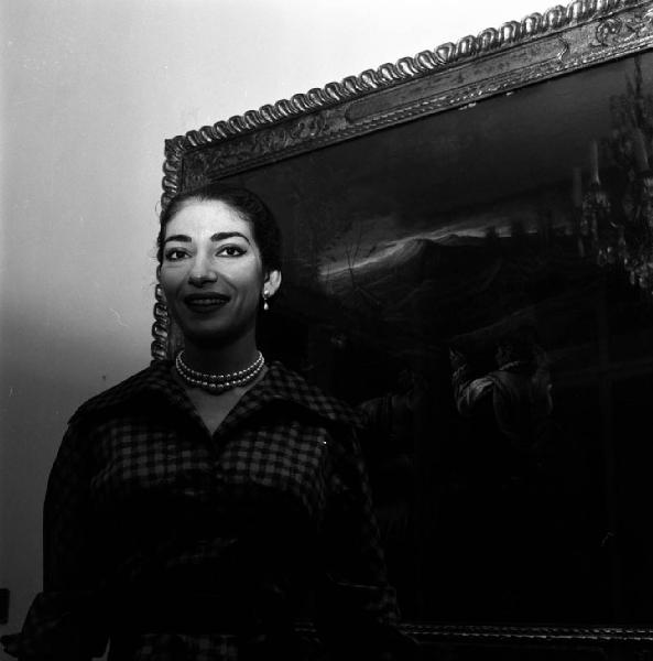 Milano - Abitazione di Maria Callas: interno - Ritratto femminile a mezzo busto: Maria Callas (cantante lirica) - Specchio