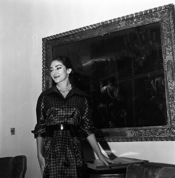 Milano - Abitazione di Maria Callas: interno - Ritratto femminile a mezzo busto: Maria Callas (cantante lirica) - Specchio