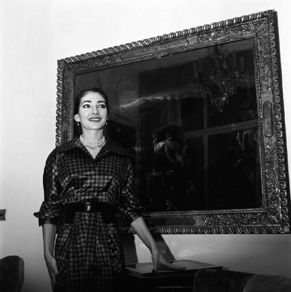 Milano - Abitazione di Maria Callas: interno - Ritratto femminile a mezzo busto: Maria Callas (cantante lirica) - Specchio