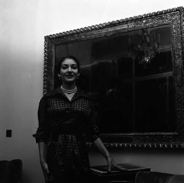 Milano - Abitazione di Maria Callas: interno - Ritratto femminile a mezzo busto: Maria Callas (cantante lirica) - Specchio