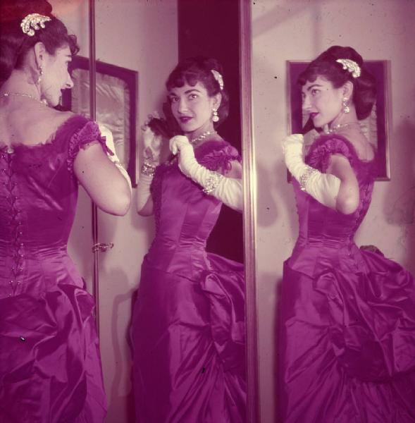 Milano - Abitazione di Maria Callas: interno - Ritratto femminile a mezzo busto: Maria Callas (cantante lirica) - Costume di scena La Traviata - Specchi