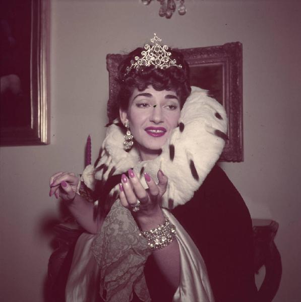 Milano - Abitazione di Maria Callas: interno - Ritratto femminile a mezzo busto: Maria Callas (cantante lirica) - Costume di scena Tosca - Mantello con pelliccia