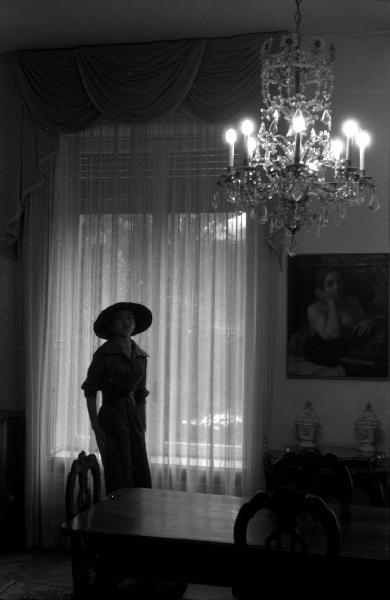 Milano - Abitazione di Maria Callas: interno - Sala da pranzo - Finestra - Ritratto femminile a figura intera: Maria Callas (cantante lirica) - Cappello
