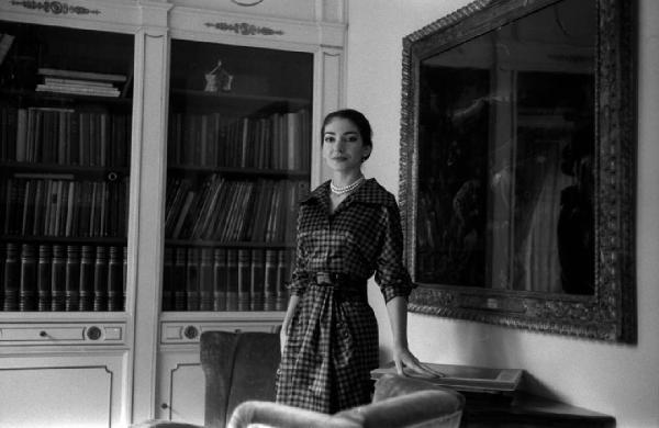 Milano - Abitazione di Maria Callas: interno - Libreria - Poltrone - Ritratto femminile: Maria Callas (cantante lirica)