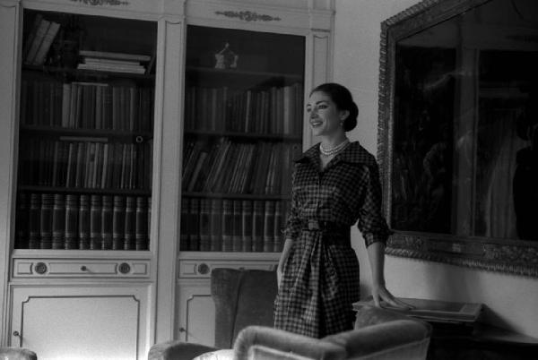 Milano - Abitazione di Maria Callas: interno - Libreria - Poltrone - Ritratto femminile: Maria Callas (cantante lirica)