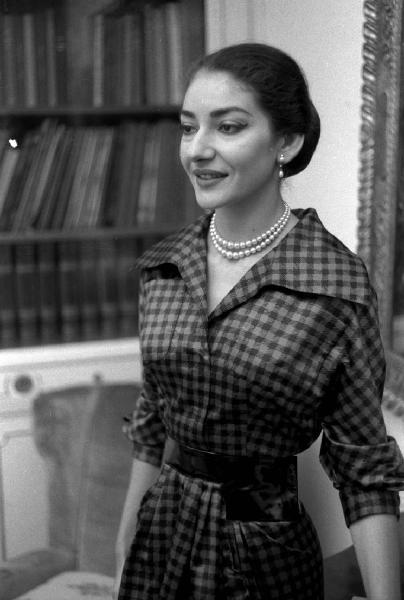 Milano - Abitazione di Maria Callas: interno - Libreria - Poltrone - Ritratto femminile a mezzo busto: Maria Callas (cantante lirica)