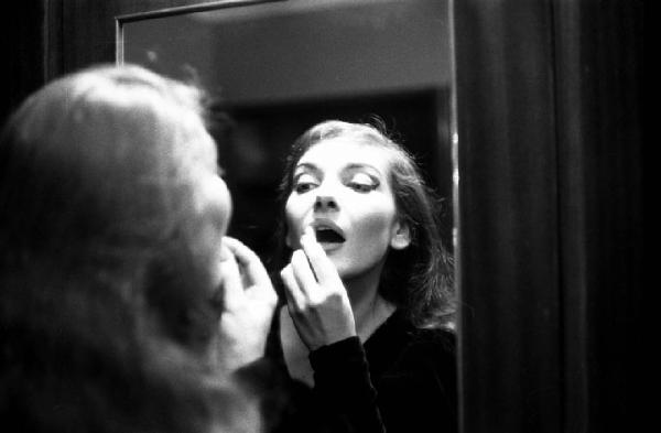 Milano: Teatro alla Scala - Spettacolo Anna Bolena, 1957, regia di Luchino Visconti - Camerino, interno - Ritratto femminile: Maria Callas (cantante lirica) si trucca allo specchio