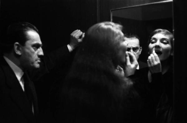 Milano: Teatro alla Scala - Spettacolo Anna Bolena, 1957, regia di Luchino Visconti - Camerino, interno - Maria Callas (cantante lirica) si trucca allo specchio - Luchino Visconti, regista