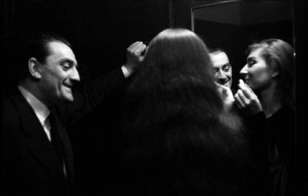 Milano: Teatro alla Scala - Spettacolo Anna Bolena, 1957, regia di Luchino Visconti - Camerino, interno - Maria Callas (cantante lirica) si trucca allo specchio - Luchino Visconti, regista