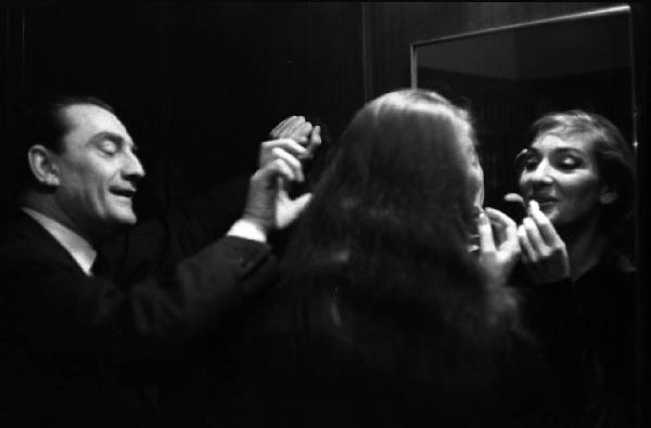 Milano: Teatro alla Scala - Spettacolo Anna Bolena, 1957, regia di Luchino Visconti - Camerino, interno - Maria Callas (cantante lirica) si trucca allo specchio - Luchino Visconti, regista