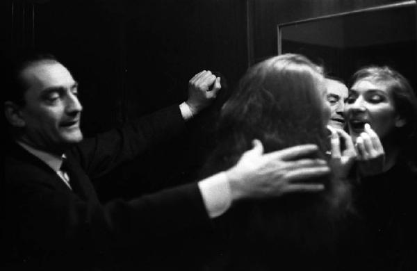 Milano: Teatro alla Scala - Spettacolo Anna Bolena, 1957, regia di Luchino Visconti - Camerino, interno - Maria Callas (cantante lirica) si trucca allo specchio - Luchino Visconti, regista