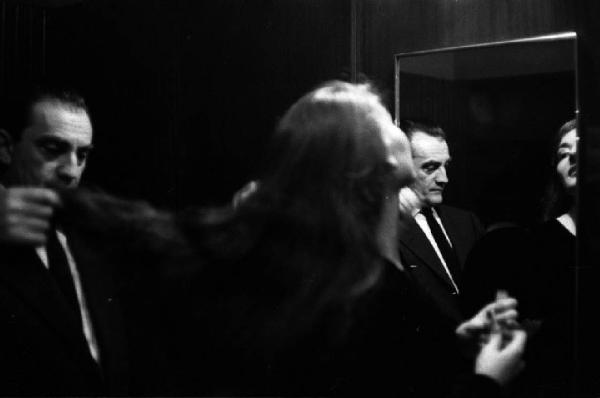 Milano: Teatro alla Scala - Spettacolo Anna Bolena, 1957, regia di Luchino Visconti - Camerino, interno - Maria Callas (cantante lirica) si trucca allo specchio - Luchino Visconti, regista