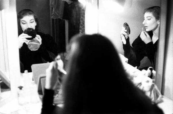 Milano: Teatro alla Scala - Spettacolo Anna Bolena, 1957, regia di Luchino Visconti - Camerino, interno - Ritratto femminile: Maria Callas (cantante lirica) si trucca allo specchio