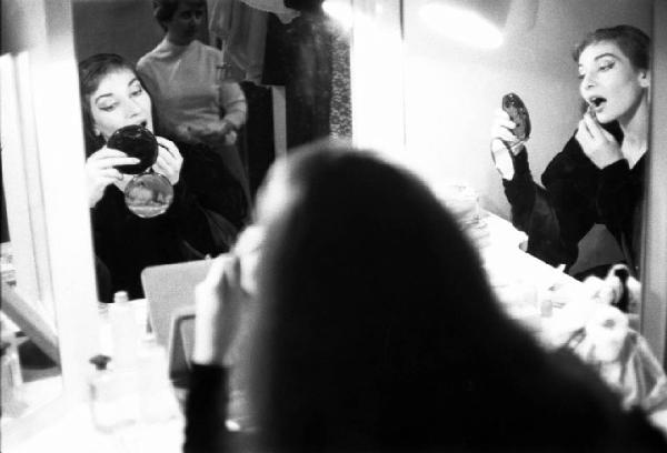 Milano: Teatro alla Scala - Spettacolo Anna Bolena, 1957, regia di Luchino Visconti - Camerino, interno - Ritratto femminile: Maria Callas (cantante lirica) si trucca allo specchio