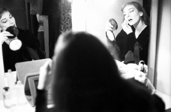 Milano: Teatro alla Scala - Spettacolo Anna Bolena, 1957, regia di Luchino Visconti - Camerino, interno - Ritratto femminile: Maria Callas (cantante lirica) si trucca allo specchio