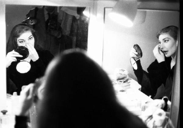 Milano: Teatro alla Scala - Spettacolo Anna Bolena, 1957, regia di Luchino Visconti - Camerino, interno - Ritratto femminile: Maria Callas (cantante lirica) si trucca allo specchio
