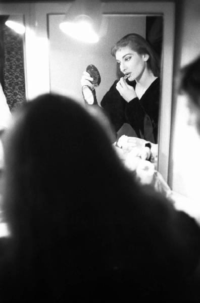 Milano: Teatro alla Scala - Spettacolo Anna Bolena, 1957, regia di Luchino Visconti - Camerino, interno - Ritratto femminile: Maria Callas (cantante lirica) si trucca allo specchio