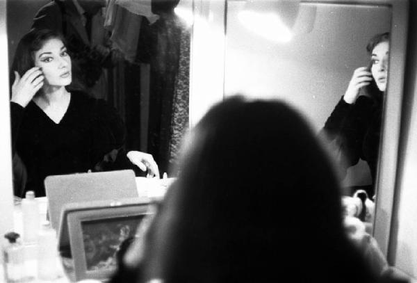 Milano: Teatro alla Scala - Spettacolo Anna Bolena, 1957, regia di Luchino Visconti - Camerino, interno - Ritratto femminile: Maria Callas (cantante lirica) si trucca allo specchio