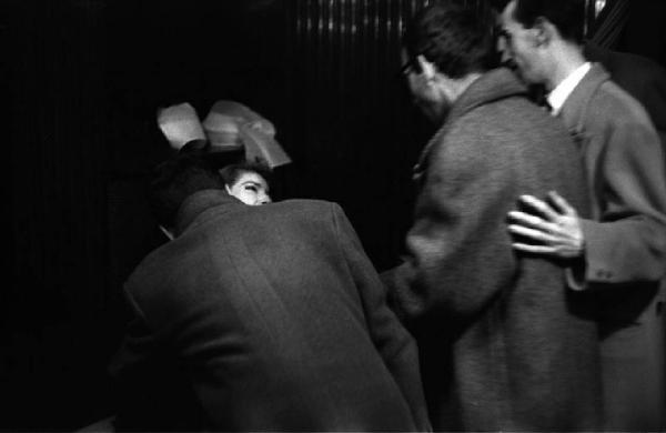 Milano: Teatro alla Scala - Spettacolo Anna Bolena, 1957, regia di Luchino Visconti - Camerino, interno - Gruppo di persone saluta Maria Callas (cantante lirica)